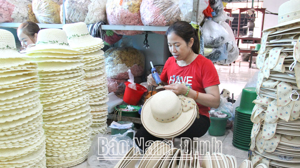 Sản xuất mũ thời trang tại xã Yên Đồng.