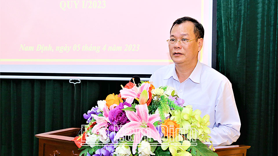 Đồng chí Lê Quốc Chỉnh, Phó Bí thư Thường trực Tỉnh ủy, Chủ tịch HĐND tỉnh, Trưởng đoàn Đoàn đại biểu Quốc hội tỉnh phát biểu tại hội nghị.