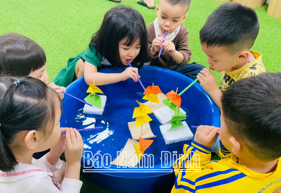 Một giờ học hoạt động tạo hình của trẻ ở cơ sở giáo dục mầm non chất lượng cao Chân trời mới, thị trấn Yên Định (Hải Hậu).