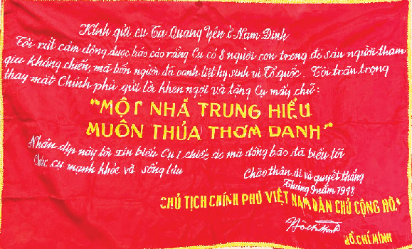Nội dung bức thư Bác Hồ gửi tặng gia đình ông Tạ Quang Tám được thêu lại.