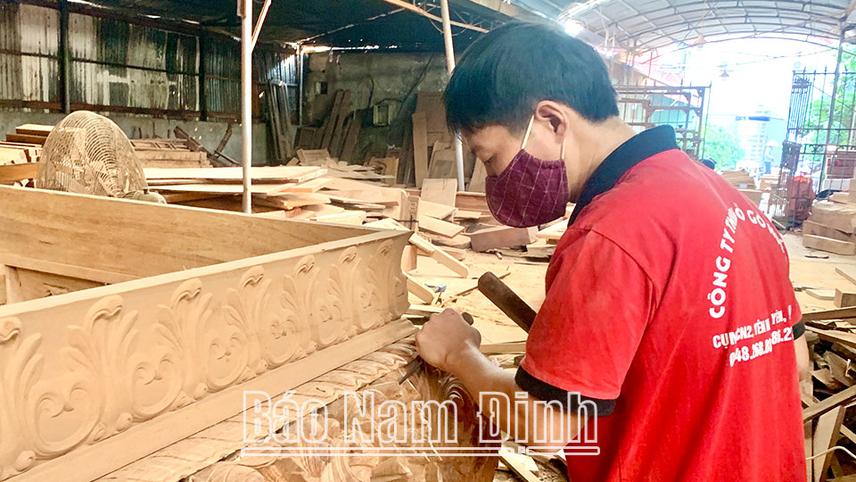 Sản xuất hàng mộc mỹ nghệ tại làng nghề La Xuyên (Ý Yên).
Bài và ảnh: Thanh Thúy