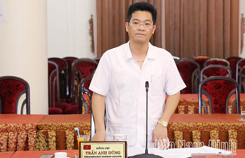 Đồng chí Trần Anh Dũng, Ủy viên Ban TVTU, Phó Chủ tịch Thường trực UBND tỉnh phát biểu tại hội nghị.