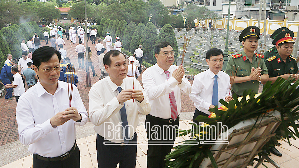 Các đồng chí lãnh đạo tỉnh và thành phố Nam Định dâng hương, đặt vòng hoa tưởng nhớ công lao các Anh hùng Liệt sĩ tại Nghĩa trang Liệt sĩ thành phố Nam Định.
