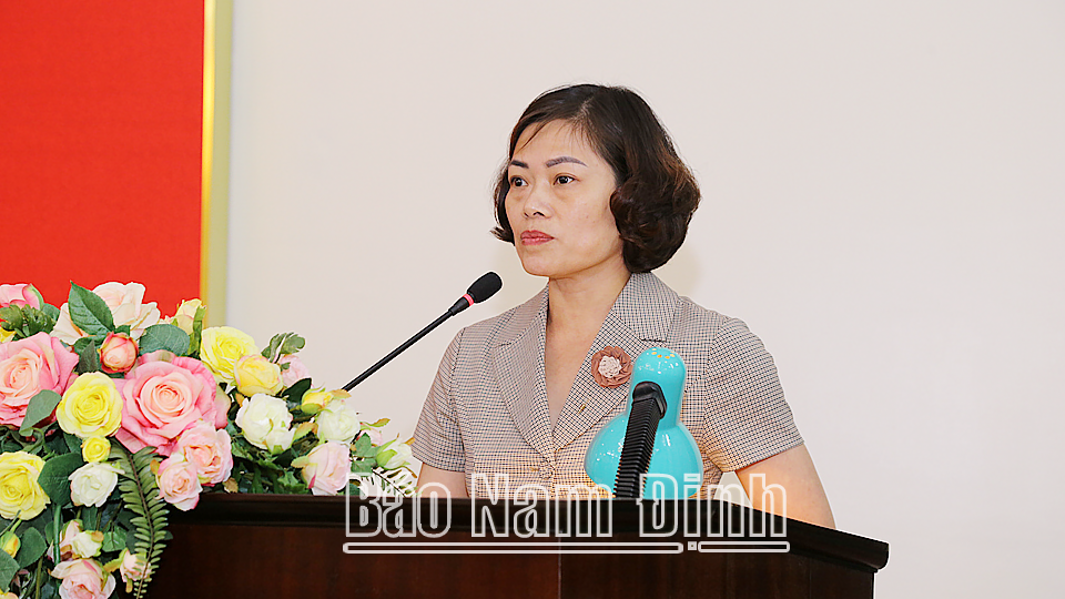 Đồng chí Dương Thị Tươi đại diện Ban văn hóa xã hội HĐND tỉnh trình bày báo cáo thẩm tra đối với tờ trình thuộc lĩnh vực văn hóa xã hội của UBND tỉnh.