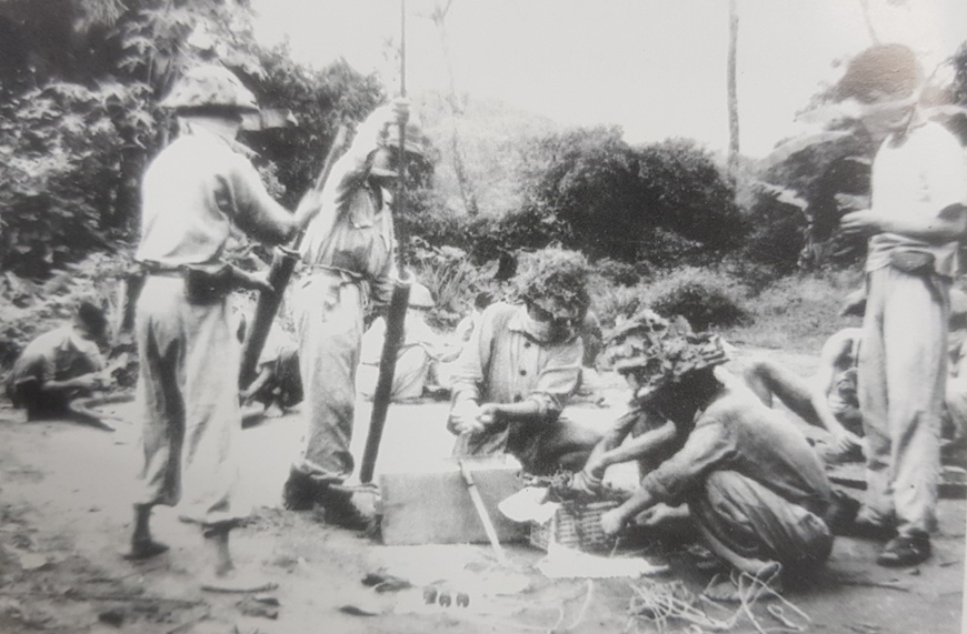 Bộ đội nhồi bộc phá chuẩn bị cho trận đánh trong Chiến dịch Điện Biên Phủ, năm 1954. Ảnh tư liệu 