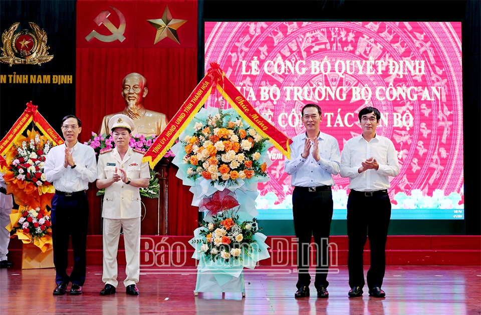 Các đồng chí lãnh đạo Tỉnh ủy, HĐND, UBND tỉnh Thanh Hóa tặng hoa chúc mừng Đại tá Nguyễn Hữu Mạnh, Giám đốc Công an tỉnh Nam Định.              