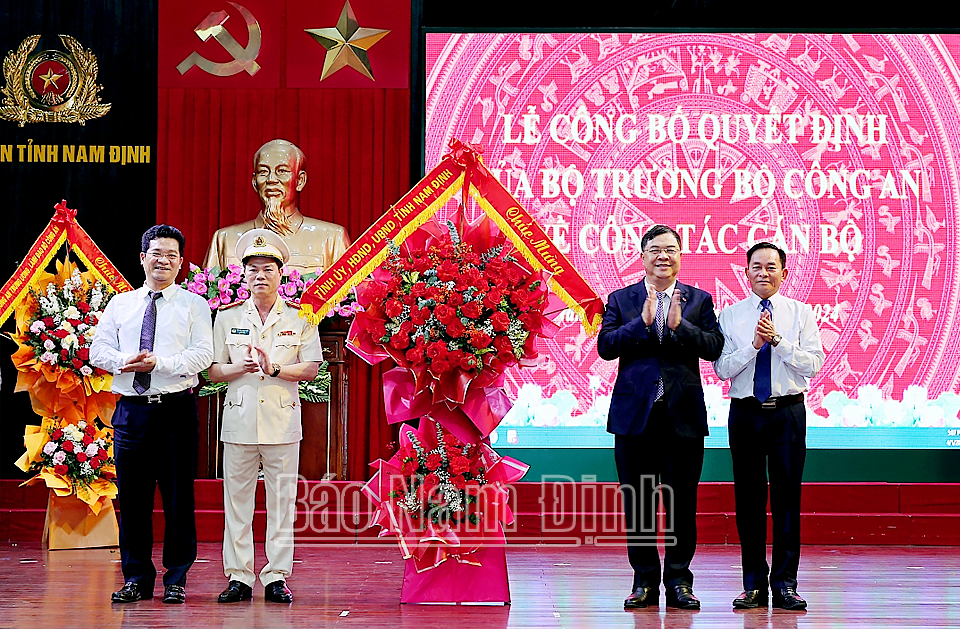 Các đồng chí lãnh đạo Tỉnh ủy, HĐND, UBND tỉnh Nam Định tặng hoa chúc mừng Đại tá Nguyễn Hữu Mạnh, Giám đốc Công an tỉnh.              