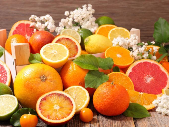 Vitamin C có nhiều trong trái cây họ cam quýt, giúp tạo collagen cho cơ thể.