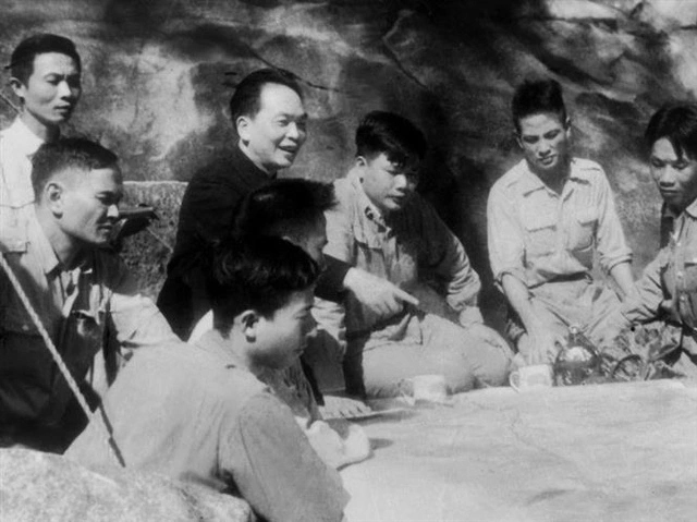 Bộ Chỉ huy Chiến dịch Điện Biên Phủ năm 1954 bàn kế hoạch tác chiến dưới sự chỉ đạo của Đại tướng, Tổng Tư lệnh Võ Nguyên Giáp.
            Ảnh: Triệu Đại - TTXVN