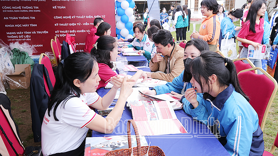 Các trường đại học tư vấn hướng nghiệp cho học sinh lớp 12 tại Trường THPT Trần Hưng Đạo (TP Nam Định).
