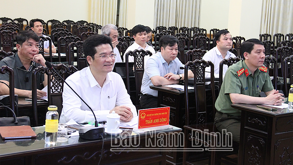 Đồng chí Trần Anh Dũng, Ủy viên Ban TVTU, Phó Chủ tịch Thường trực UBND tỉnh chủ trì tại điểm cầu tỉnh Nam Định. 
