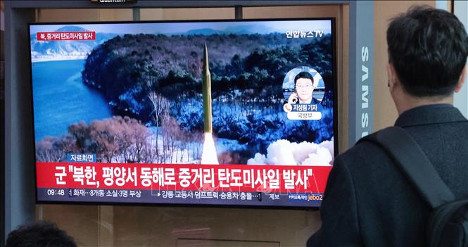 Truyền thông Hàn Quốc đưa tin về vụ phóng tên lửa đạn đạo tầm trung của Triều Tiên ở Seoul, ngày 2/4/2024. Ảnh: YONHAP/TTXVN
