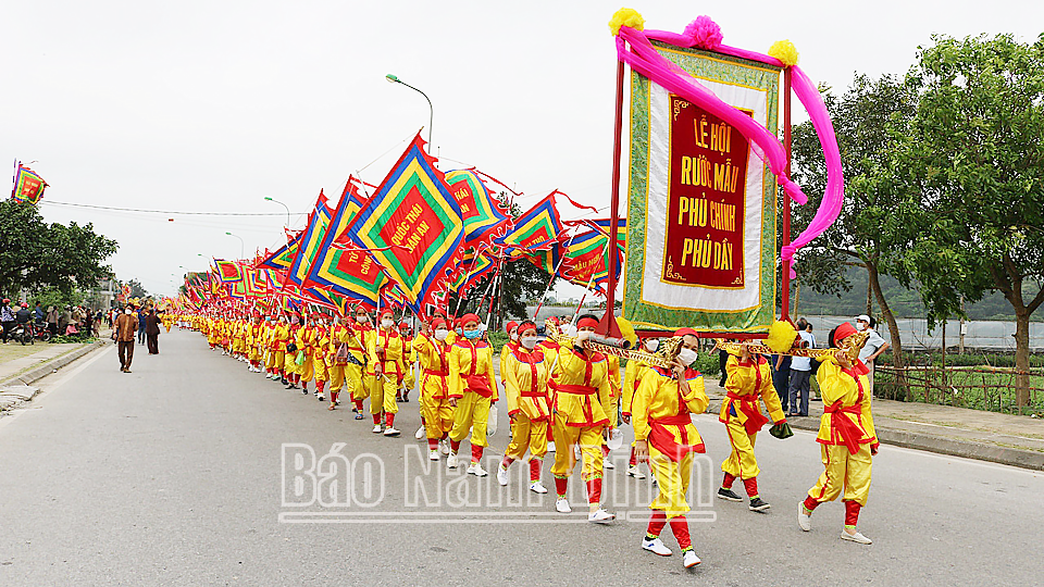 Lễ rước Mẫu thỉnh kinh từ Phủ Tiên Hương đến Chùa Tiên Hương trong Lễ hội Phủ Dầy, xã Kim Thái (Vụ Bản).
