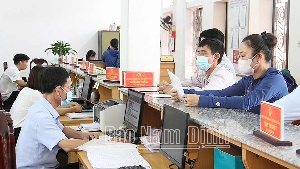 Giao dịch hành chính tại Bộ phận tiếp nhận và trả kết quả giải quyết thủ tục hành chính huyện Trực Ninh.