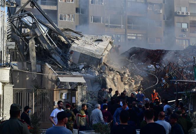 Hiện trường đổ nát sau vụ tấn công tòa nhà lãnh sự quán Iran ở Damascus, Syria ngày 1/4/2024. Ảnh: THX/TTXVN
