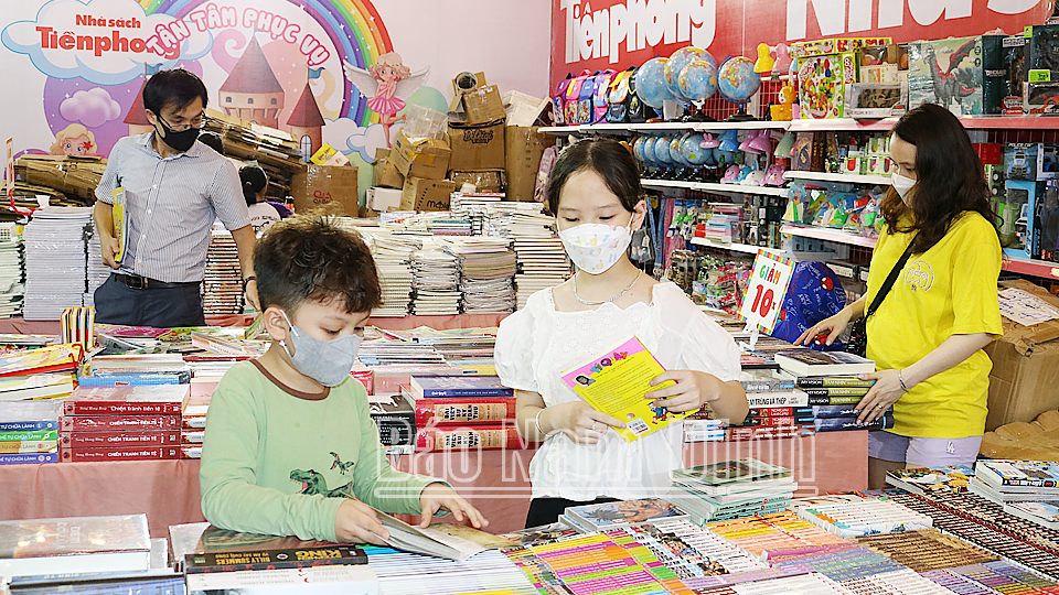 Trẻ em háo hức tìm đọc, tra cứu thông tin tại gian hàng sách trong Ngày Sách và Văn hóa đọc Việt Nam tỉnh Nam Định năm 2023.
