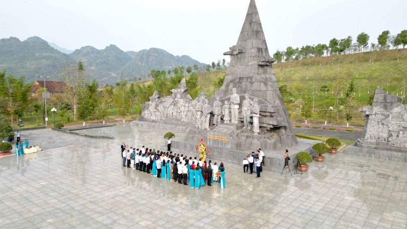 Trước khi diễn ra lễ kỷ niệm, các đại biểu dâng hoa tại Tượng đài Bác Hồ với đồng bào các dân tộc Lai Châu.