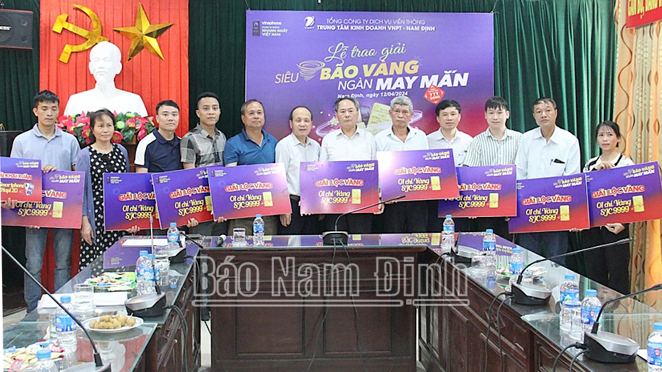 Lãnh đạo VNPT Nam Định trao Giải Lộc Vàng cho khách hàng. 
