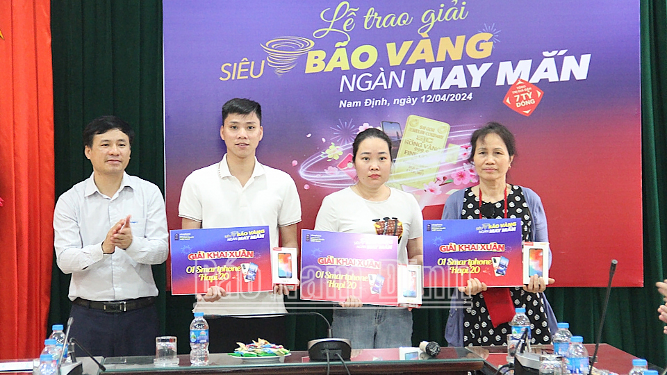 Đại diện VNPT Nam Định trao Giải Khai Xuân cho khách hàng. 
