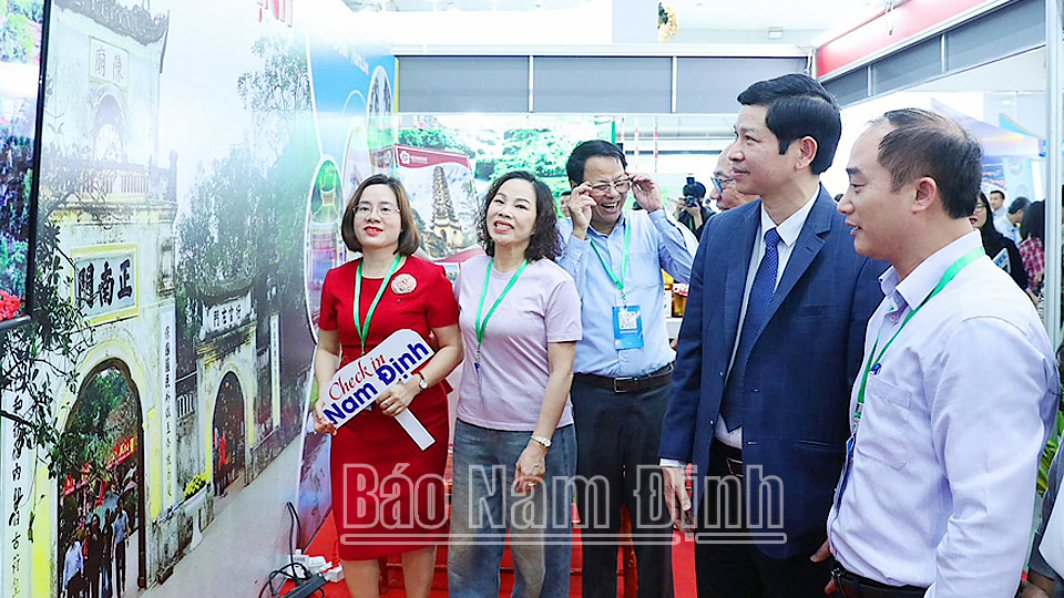 Thứ trưởng Bộ VH, TT và DL Hồ An Phong và các đại biểu tham quan gian hàng Du lịch Nam Định tại Hội chợ.