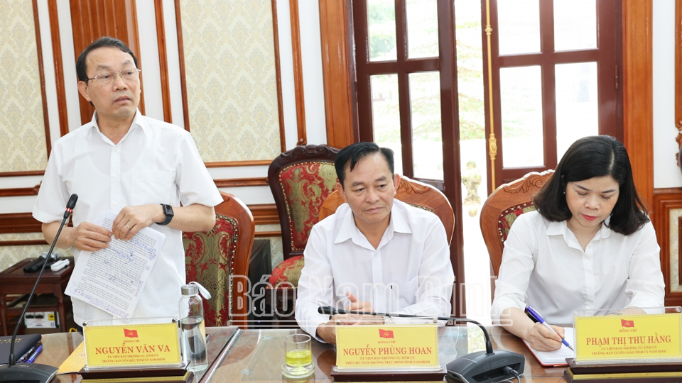 Đồng chí Nguyễn Văn Va, Ủy viên Ban TVTU, Trưởng ban Tổ chức Tỉnh ủy phát biểu tại buổi làm việc.
            