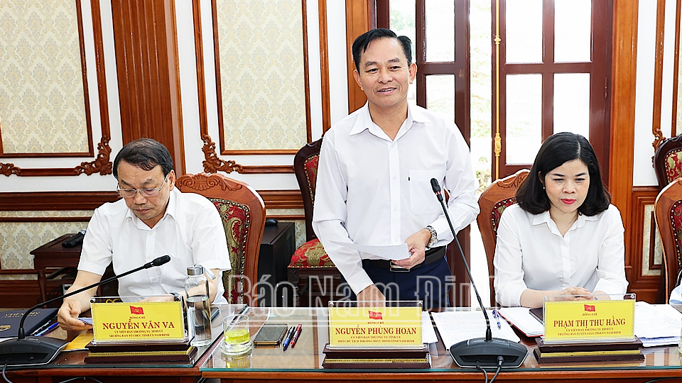 Đồng chí Nguyễn Phùng Hoan, Ủy viên Ban TVTU, Phó Chủ tịch Thường trực HĐND tỉnh phát biểu tại buổi làm việc.
            