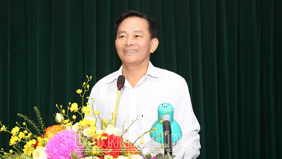 Đồng chí Nguyễn Phùng Hoan, Ủy viên Ban TVTU, Phó Chủ tịch Thường trực HĐND tỉnh phát biểu tại hội nghị. 
