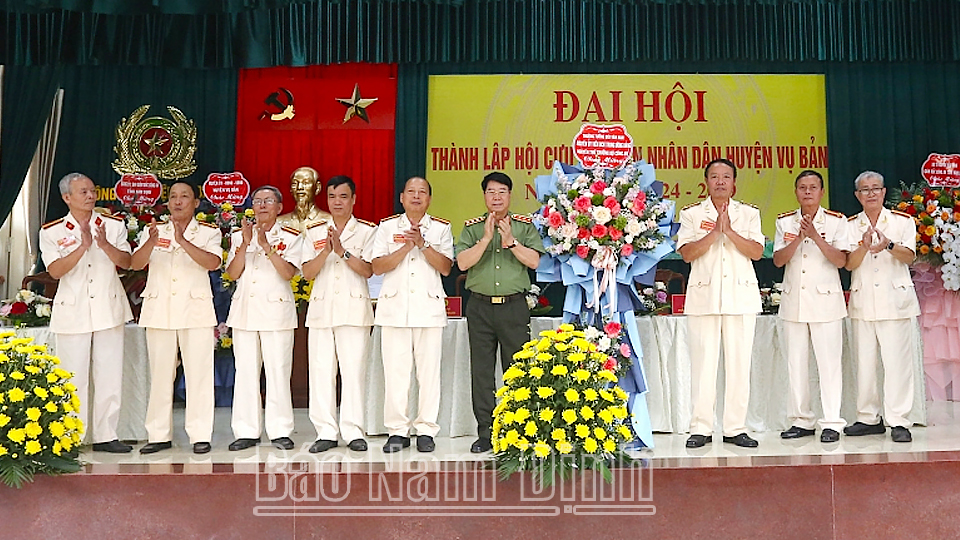 Thượng tướng Bùi Văn Nam, nguyên Ủy viên BCH Trung ương Đảng, nguyên Thứ trưởng Bộ Công an tặng hoa chúc mừng Đại hội.


