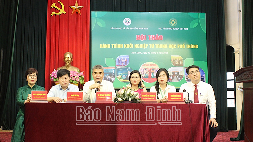 Đại diện Học viện Nông nghiệp Việt Nam, Sở GD và ĐT, Trường THCS Nguyễn Khuyến, doanh nghiệp tham dự tọa đàm Nhu cầu nguồn nhân lực trong cách mạng công nghiệp 4.0. 

