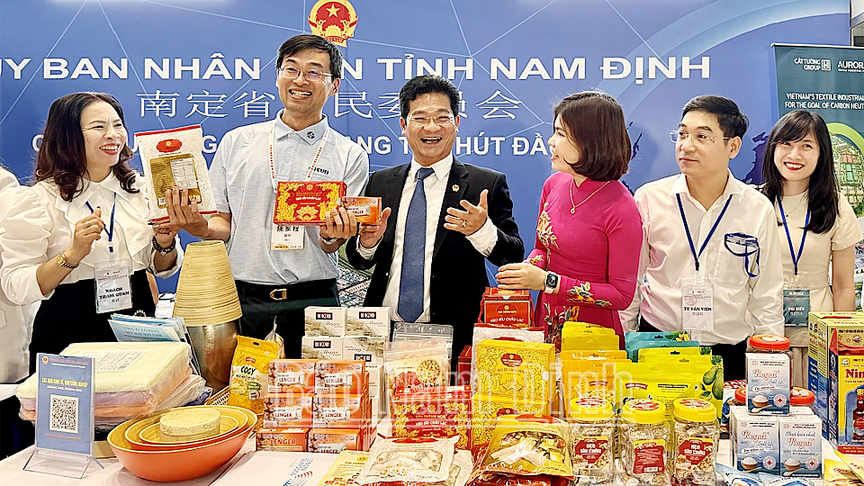Đồng chí Trần Anh Dũng, Uỷ viên Ban TVTU, Phó Chủ tịch Thường trực UBND tỉnh trực tiếp quảng bá, giới thiệu các lợi thế thu hút đầu tư và các sản phẩm đặc trưng của tỉnh Nam Định đến các nhà đầu tư Đài Loan, Trung Quốc.
            
