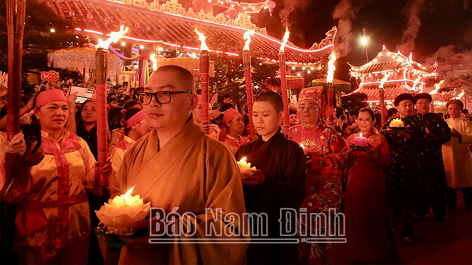 Thực hiện nghi thức rước đuốc trong Lễ hội Phủ Dầy, xã Kim Thái (Vụ Bản).