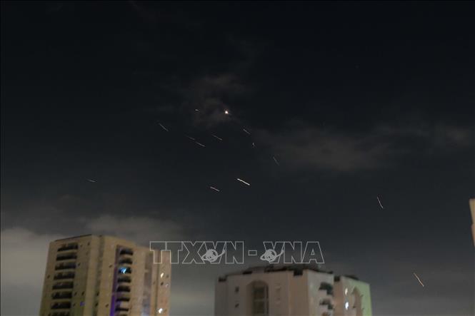 Hệ thống phòng không Iron Dome (Vòm Sắt) của Israel được kích hoạt tại Tel Aviv để đánh chặn máy bay không người lái (UAV) và tên lửa từ Iran sáng 14/4/2024. Ảnh: THX/TTXVN
