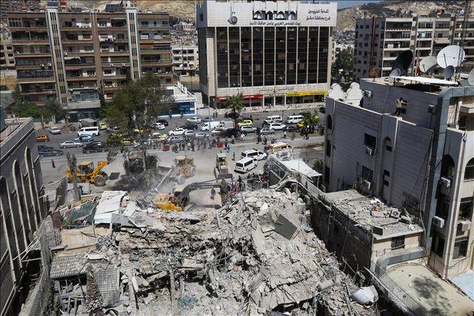 Hiện trường đổ nát sau vụ tấn công nhằm vào tòa nhà cơ sở ngoại giao của Iran ở Damascus, Syria, ngày 2/4/2024. Ảnh: AFP/TTXVN
