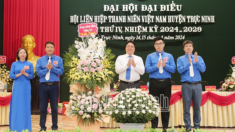 Đồng chí Trần Minh Thắng, Uỷ viên Ban TVTU, Trưởng Ban Dân vận Tỉnh ủy tặng hoa chúc mừng Đại hội.
