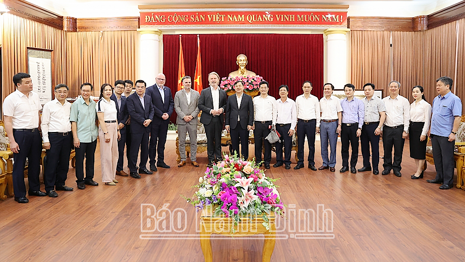 Các đồng chí lãnh đạo tỉnh chụp ảnh lưu niệm với Đoàn Hiệp hội Doanh nghiệp Đức tìm hiểu cơ hội hợp tác đầu tư tại Nam Định. 
