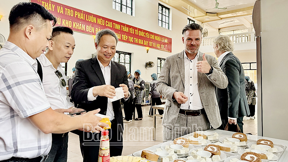 Đoàn Hiệp hội các Doanh nghiệp vừa và nhỏ Đức trải nghiệm, đánh giá cao chất lượng chế biến thực phẩm của học viên Trường Cao đẳng Kinh tế và Công nghệ Nam Định. 
