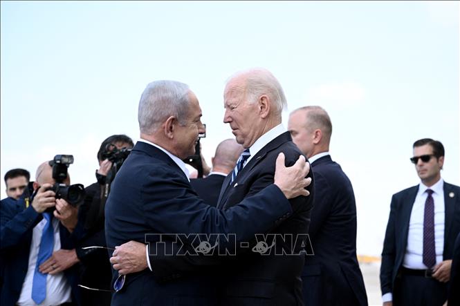 Thủ tướng Israel Benjamin Netanyahu (trái, phía trước) đón Tổng thống Mỹ Joe Biden (phải, phía trước) tại sân bay Ben Gurion ở Tel Aviv ngày 18/10/2023. Ảnh: AFP/TTXVN
