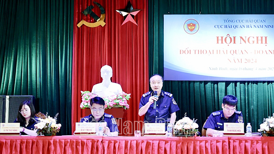 Đại diện Cục Hải quan Hà Nam Ninh giải đáp các câu hỏi, kiến nghị của doanh nghiệp. 
