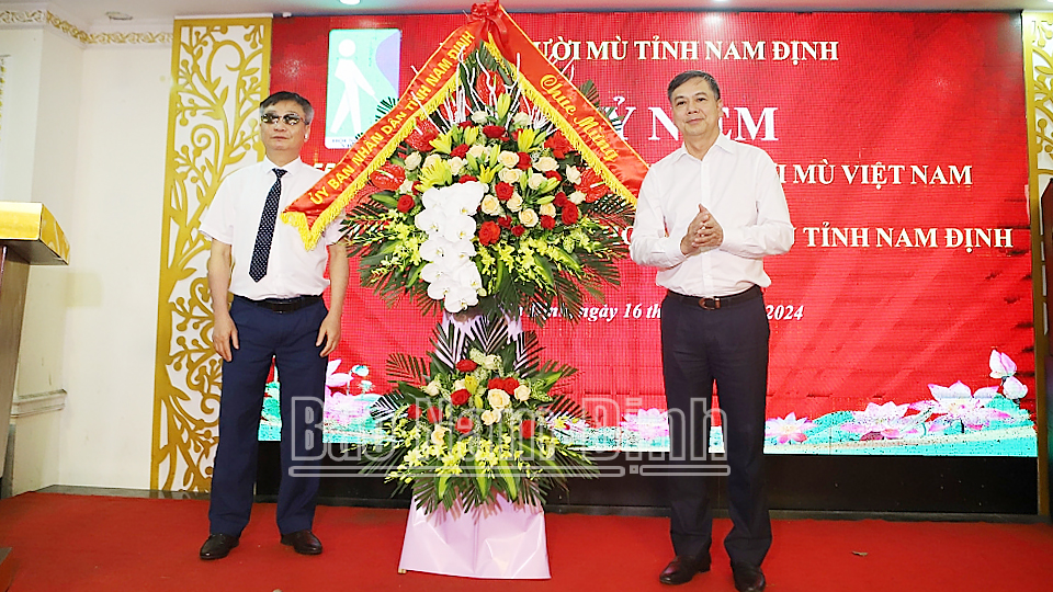 Đồng chí Phó Chủ tịch UBND tỉnh Trần Lê Đoài tặng hoa chúc mừng Hội người mù tỉnh nhân dịp kỷ niệm ngày thành lập. 
