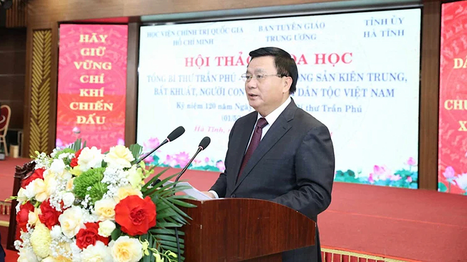 Đồng chí Nguyễn Xuân Thắng, Ủy viên Bộ Chính trị, Giám đốc Học viện Chính trị Quốc gia Hồ Chí Minh, Chủ tịch Hội đồng lý luận Trung ương phát biểu tại hội thảo.
