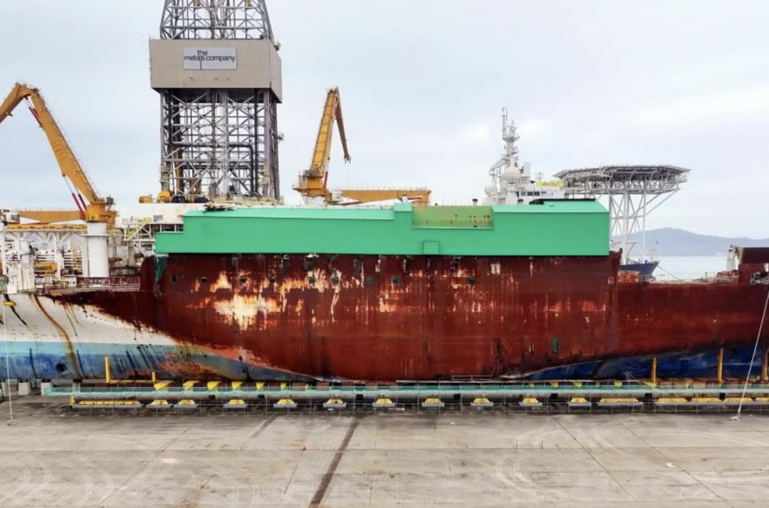 Phà Sewol được trục vớt sau khi bị chìm vào tháng 4/2014, vẫn đang neo đậu tại một cảng ở Mokpo, Hàn Quốc. Ảnh: EPA-EFE
