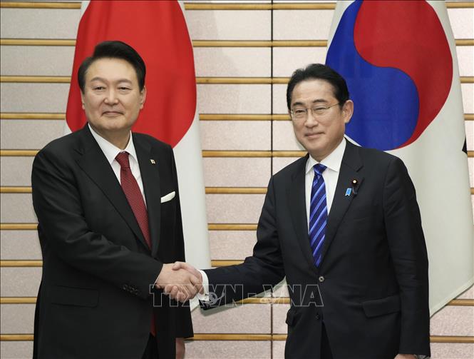 Thủ tướng Nhật Bản Fumio Kishida (phải) trong cuộc gặp Tổng thống Hàn Quốc Yoon Suk Yeol tại Tokyo, ngày 16/3/2023. Ảnh: KYODO/TTXVN
