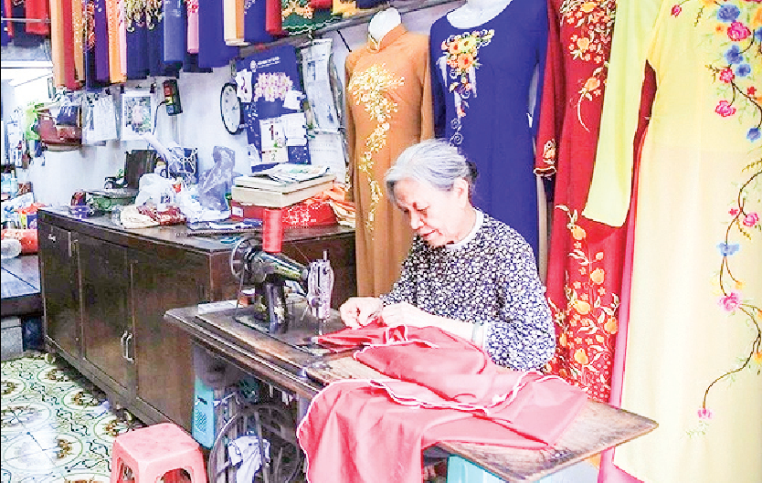 Một cửa hiệu may áo dài ở phố Lương Văn Can (Hà Nội) xuất phát từ làng nghề may Trạch Xá.
Ảnh: nhandan.vn