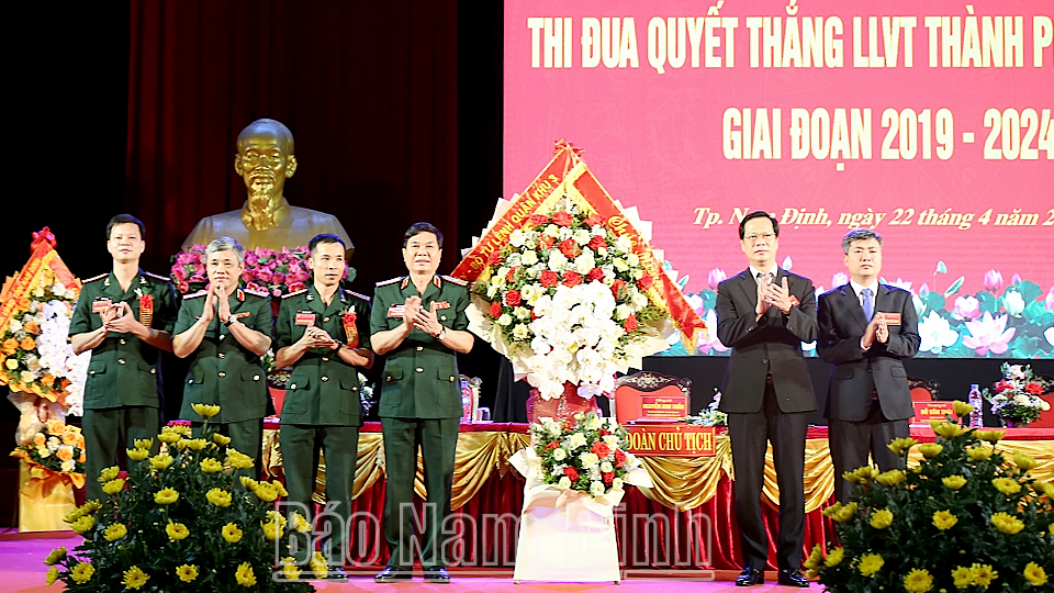 Thiếu tướng Bùi Công Chức, Phó Chính ủy Quân khu 3 tặng hoa chúc mừng Đại hội. 
