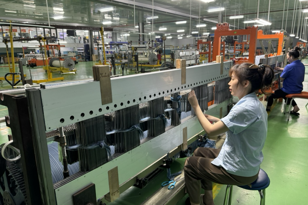 Công nhân làm việc tại nhà máy dệt Bảo Minh. Ảnh: Linh Chi
