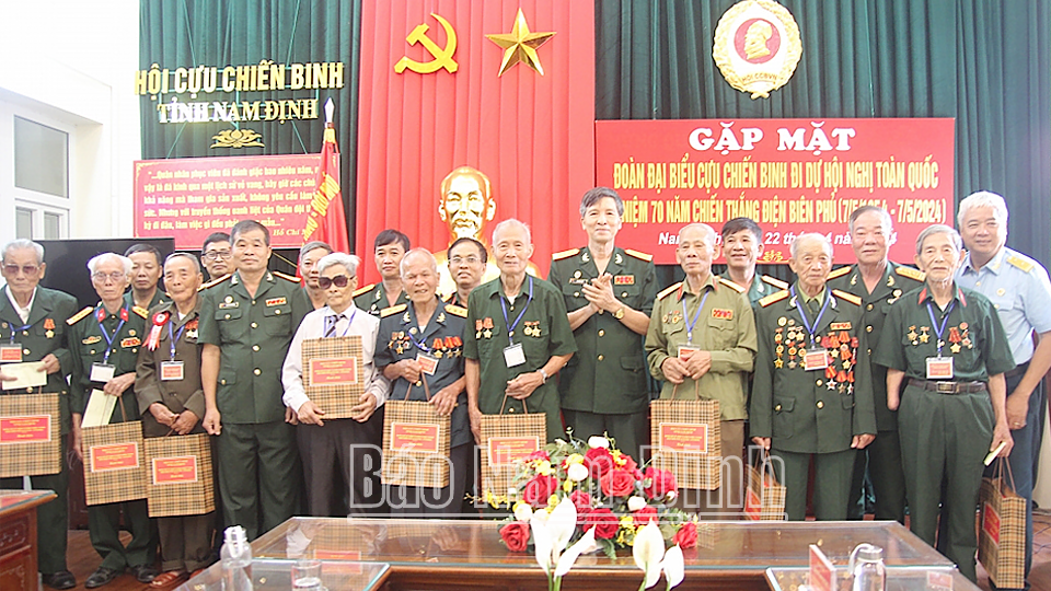 Hội Cựu chiến binh tỉnh tặng quà các cựu chiến binh tỉnh đi dự gặp mặt toàn quốc.
