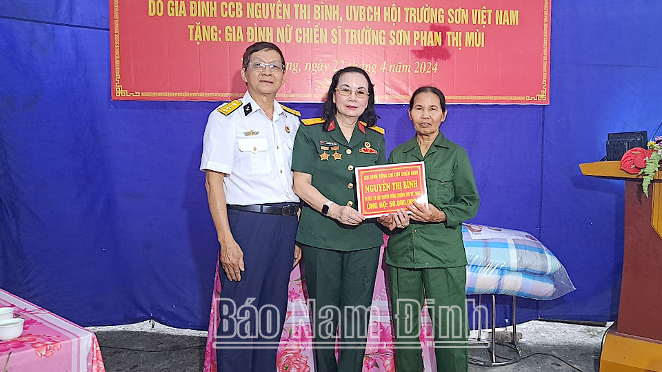 Đại diện Câu lạc bộ doanh nhân Nam Định tại thành phố Hồ Chí Minh trao tài trợ xây dựng Nhà Đại đoàn kết cho gia đình bà Phan Thị Mùi,  xã Yên Quang (Ý Yên).
