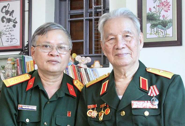 Thiếu tướng Nguyễn Văn Khiêm (phải) và tác giả.

