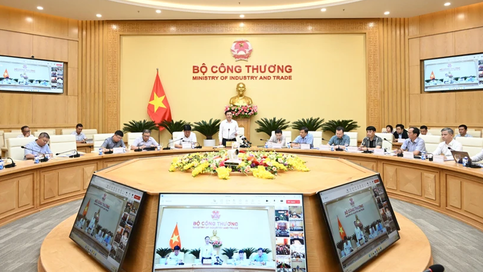 Bộ trưởng Nguyễn Hồng Diên chủ trì giao ban dự án đường dây 500 kV mạch 3. (Ảnh: Đức Duy/Vietnam+)
