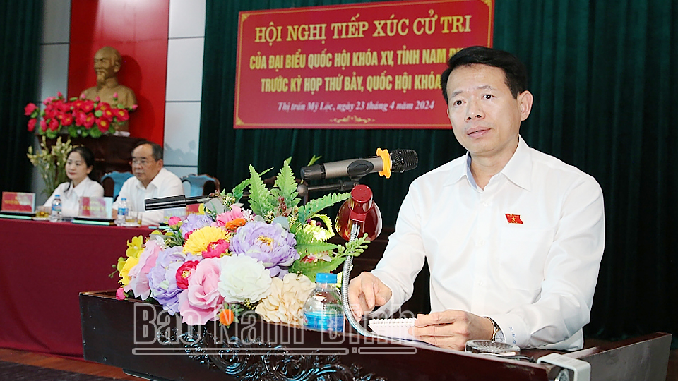 Đồng chí Nguyễn Hải Dũng, TUV, Phó Trưởng đoàn chuyên trách Đoàn đại biểu Quốc hội tỉnh Nam Định phát biểu tại hội nghị tiếp xúc cử tri huyện Mỹ Lộc. 
